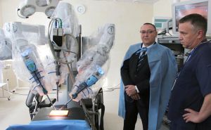 Робот-хірург оперує у чотири руки